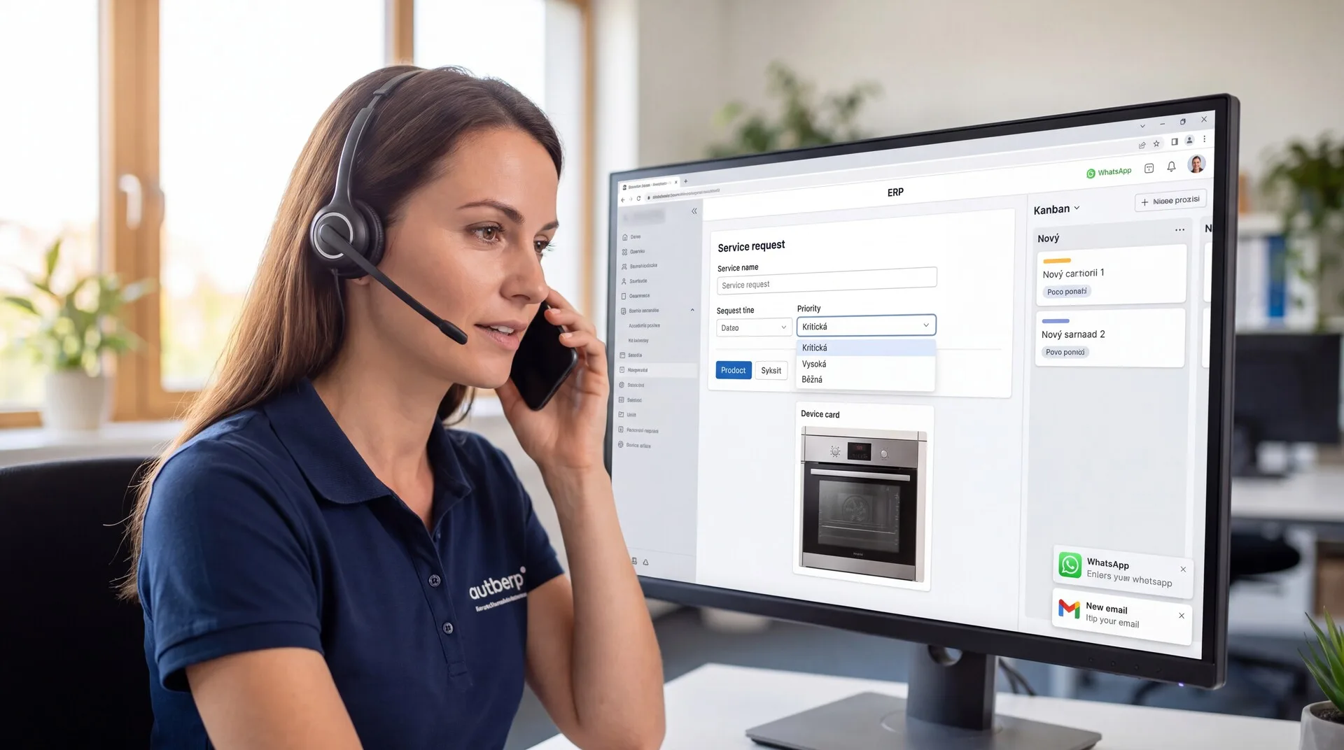 Dispečerka zakládá nový servisní požadavek v AutoERP během telefonátu se zákazníkem